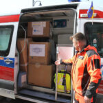 Karetka ratunkowa i bus ze sprzętem medycznym jadą na Ukrainę