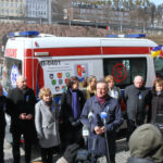 Karetka ratunkowa i bus ze sprzętem medycznym jadą na Ukrainę