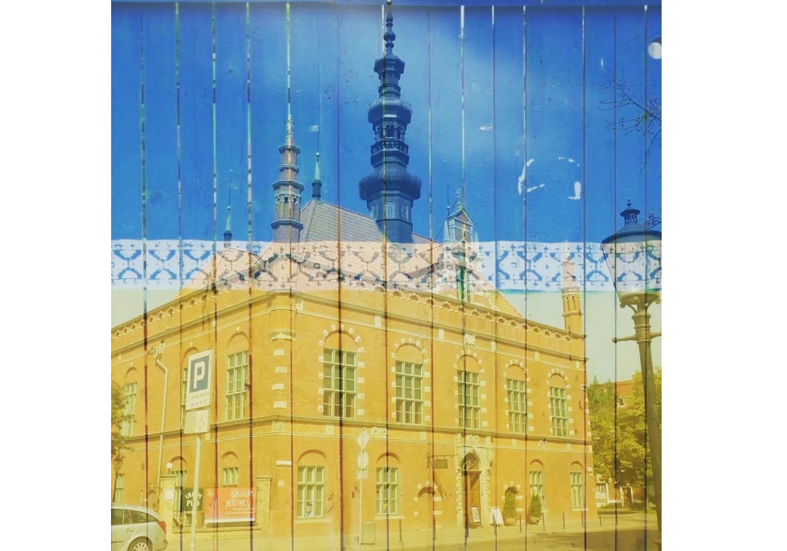 Grafika przedstawia budynek Nadbałtyckiego Centrum Kultury na tle flagi Ukrainy. Źródło: Nadbałtyckie Centrum Kultury